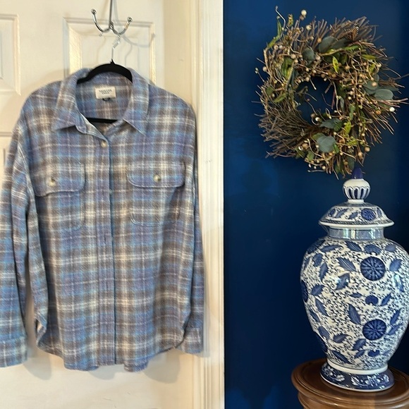American Eagle Outfitters Jackets & Blazers - Women’s American Eagle AE Oversized Plaid Blue & Gray Fleece Shacket Size Medium